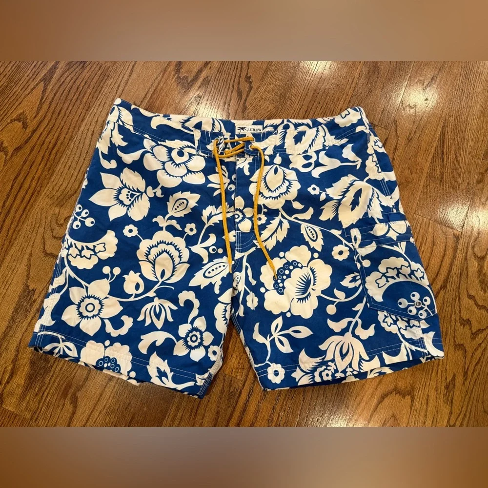 J. Crew Mens Blue and Off White Floral Swim Trunks Size 34 Mesh Lining 8’ inseam